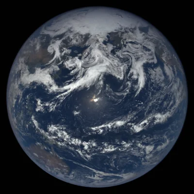 Elthiryel - Seria zdjęć z sondy DSCOVR pokazująca obrót Ziemi wokół własnej osi. Sond...
