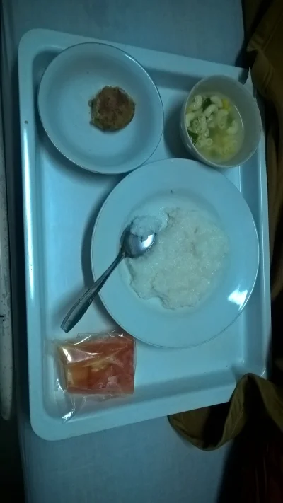 w.....a - Tak wygląda obiad w państwowym szpitalu w Dżakarcie. Zupa z makaronem, kuku...