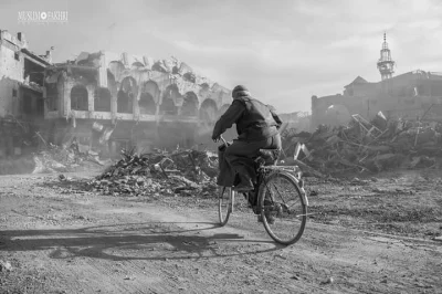 rybak_fischermann - Stary człowiek na rowerze na tle zniszczonego Mosulu 
#irak #bit...