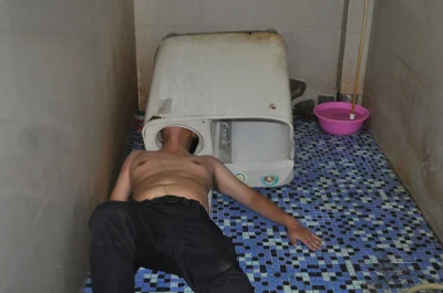 rybitwa_ - Człowiek z głowa w pralce, miasto Fuzhou, Chiny. 
Według mediów mężczyzna...