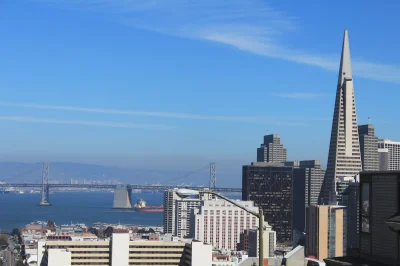Chacha - Widok na Downtown w San Francisco z wyróżniającym się najwyższym budynkiem w...