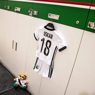 DmowhoTheKing - @Oskarek89 numer ok? Rozmiar chyba też ok. ( ͡° ͜ʖ ͡°)

#sport #legia...