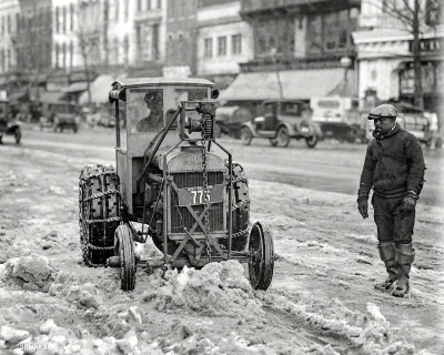 N.....h - Traktor Ford, podczas odśnieżania ulicy.
#fotohistoria #waszyngtondc #1925