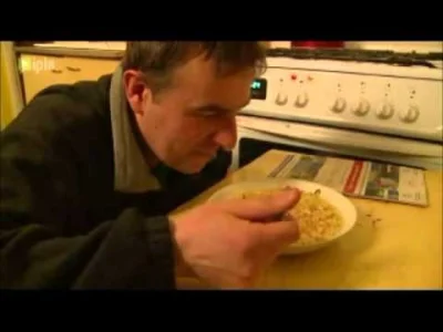 nieocenzurowany88 - Koleś robi zupkę chińską z keczupem i przykrywa ją gazetą. Scena ...