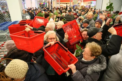 bgjm - Otwarcie marketu Auchan w Szczecinie.
Panie stoją w kolejce po darmową różę (...