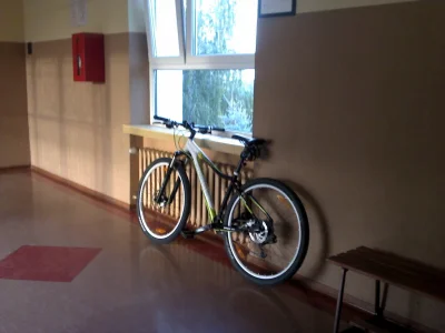 Migfirefox - @krisxor: A tu dowód. 2 piętro szkoły i mój rower zaparkowany pod ścianą...
