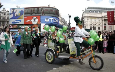 L.....h - @NadiaFrance: Dzień św. Patryka w Londynie. Ach ci wredni Irlandczycy.