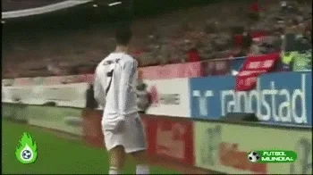 Jumper - C. Ronaldo vs chłopiec do podawania piłek ( ͡° ͜ʖ ͡°)

#pilkanozna #gif #cro...