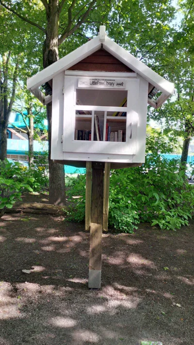 ArschGesicht - Mimo, iż w każdej dzielnicy są bezpłatne biblioteki publiczne, to ludz...