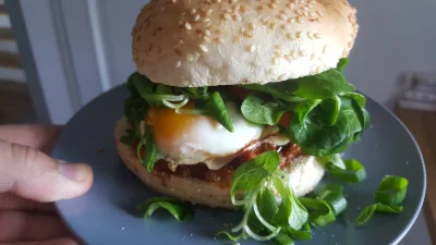 allberciq - Burger z szarpaną wieprzowiną bbq i jajeczkiem #gotujzwykopem