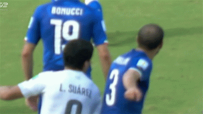 mactrix - #mundial #gif #suarez #chiellini W tym zbliżeniu widać wyraźnie jak go upol...