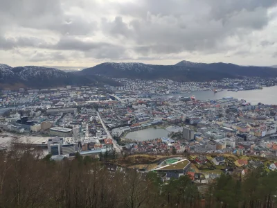 mrzyn - Widok z Fløyen na Bergen. Trafiła nam się niezła pogoda. Jest całkiem uroczo....