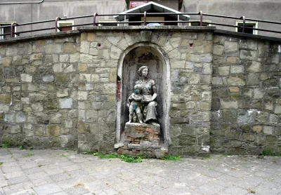 Impresjonista - Matka Polka 1946r
w niszy muru oporowego kamienicy przy ulicy Karola...