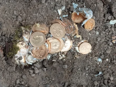 Zwiadowca_Historii - Archeolodzy znaleźli w centrum Kurska skarb 119 złotych monet Pr...