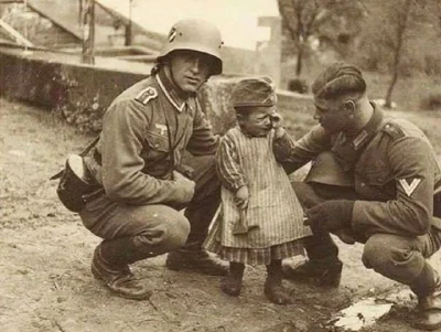 FrauWolf - Niemieccy żołnierze pocieszają płaczące dziecko, Polska, wrzesień 1939 rok...