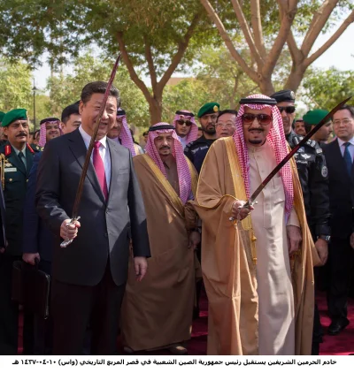 sln7h - Prezydent Chin Xi Jinping oraz król Salman trzymają tradycyjne saudyjskie mie...
