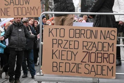 pico - > ze tych ubekow ( w wiekszosci w wieku 20-30 lat) na manifestacje co chodza
...