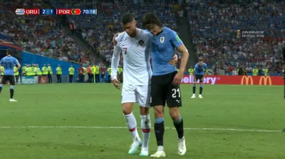 matixrr - Ronaldo pomaga Cavaniemu w zejściu (ʘ‿ʘ)
#meczgif #mecz #mundial #mundial2...