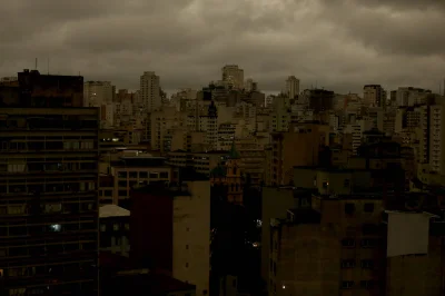 W4f3l3k - > Noc w środku dnia, tak 19-tego sierpnia wyglądało Sao Paulo popołudniu. O...