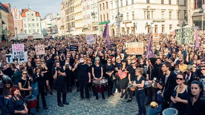 tojuzprzesada - #wroclaw #aborcja #czarnyprotest #neuropa

W stronę Placu Solnego b...