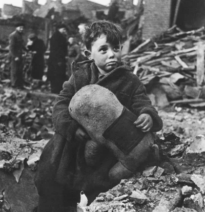 HaHard - Chłopiec siedzący w ruinach domu, w którym zginęli jego rodzice. Bombardowan...