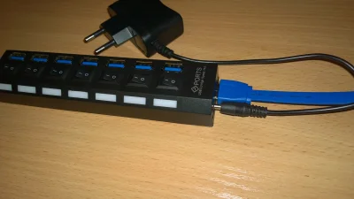 hotcold - Dotarł hub 7 portów USB 3.0. Czy u Was też ta wtyczka od zasilania przy hub...