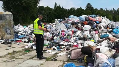 L.....T - Urzędnik PIP kontrolujący stan wyjść ewakuacyjnych w biedronce, 03.07.2018 ...