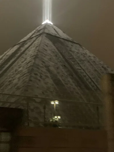 enforcer - Przykryty śniegiem hotel Luxor w Las Vegas niczym budowla z Blade Runnera ...