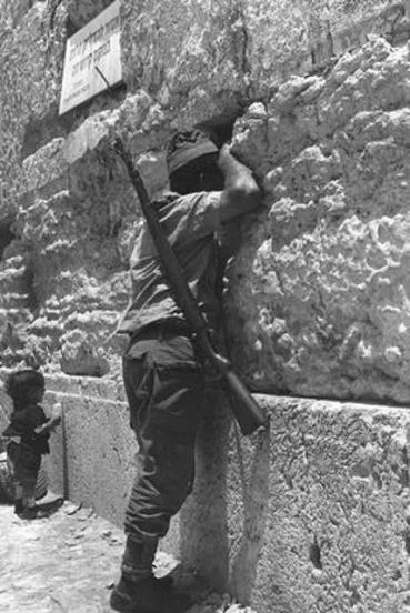 mixererek - #historia #historiajednejfotografii 
Izraelski żołnierz modlący się przy...