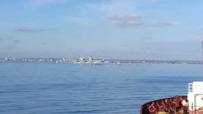 kacyfik - Warship Queen Elizabeth wychodzi z Portsmouth. Zamieszanie wielkie na radiu...