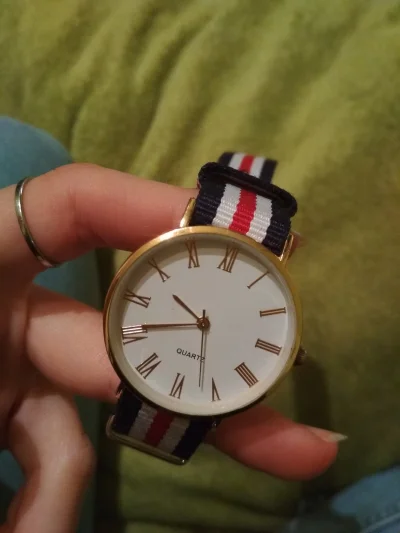 mgdky - Wróciłam do domu na weekend i młodsza siostra pochwaliła mi się nowym zegarki...