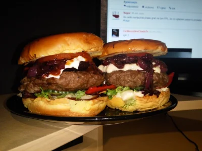 Graf_Orlok - hamburger z kozim serem burakiem i karmelizowaną cebulką w bułce brioszc...