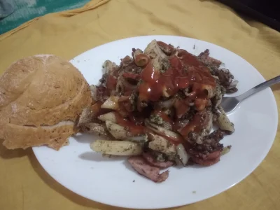 Filozof_Marian - Kaszanka z cebulką, kiełbasą, szpinakiem, serem feta i makaronem. 
...