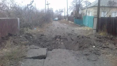 K.....y - Zdjęcie z miejsca trafienia pocisku. Wioska Popasna. Obwód Ługański. 

#ukr...