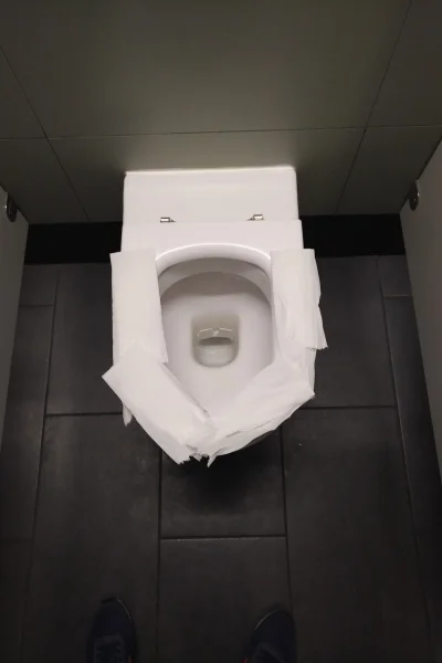 dekagram - Przypominam o prawilnym posłaniu korzystajac z ubikacji na lotnisku
#srajz...