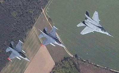 groo6er - @kuba70: 

ale już w porównaniu do F-16 zauważalnie większe:)