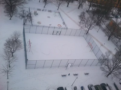 Baczy - Mirki pije poranną kawę, patrzę przez okno i na boisku ktoś namalował:



#ki...