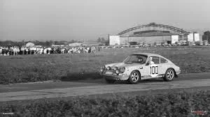 DerMirker - Sobiesław Zasada w Porsche 911 na zawodach w Czyżynach. Lata 60. XX wieku...