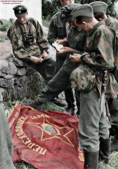 Mleko_O - #iiwojnaswiatowawkolorze

Żołnierze LSSAH traktują sowiecki sztandar z na...