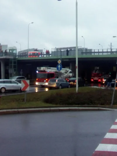 cielo - Tramwaje na gdanskim zablokowane, jakis debil próbuje sie zabic skaczac z 6m ...