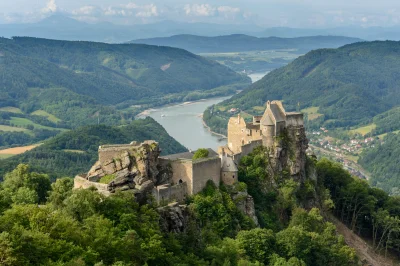 flager - Ruiny zamku Aggstein położonego w austriackiej dolinie Wachau.
Duża rozdzie...