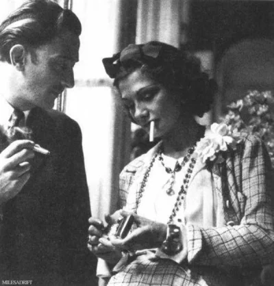 crab_nebula - Salvador Dali i Coco Chanel wyszli na papieroska - 1938 r.

#fotograf...