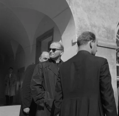 Arturian - Twoi koledzy zerkeli na piekna kobiete i uciekaja wzrokiem bo boja sie odr...