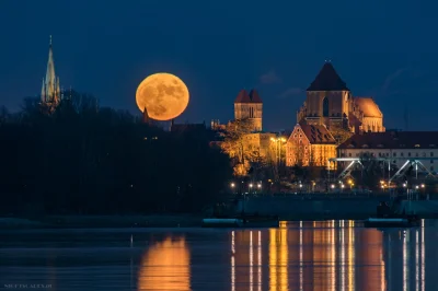 Nightscapes_pl - Dzisiejsza "Pełnia Zimowego Księżyca " nad toruńską starówką. 

Ni...