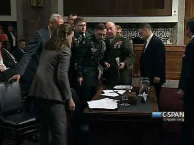 t.....s - McCain vs "mdlejący" generał Petraeus w jakimś sądzie czy coś. Momenty wart...