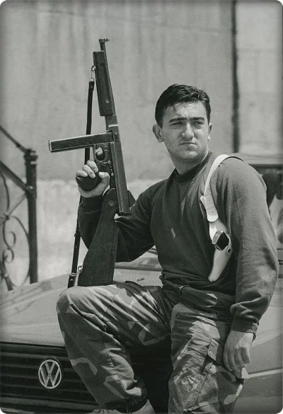 brusilow12 - Bośniacki partyzant uzbrojony w pistolet maszynowy Thompson w czasie woj...