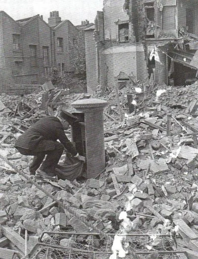 Old_Postman - Listonosz opróżniający skrzynkę. Zdjęcie zrobione w Anglii w 1940 roku....