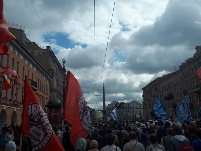 Jesdaff - @Jesdaff: Wchodzimy na plac Powstania. Widać flagi prawosławnych kiboli