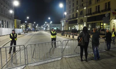 mrbarry - A w reżimowej Polsce tylko "opancerzone barierki" na ulicach Warszawy. Chyb...