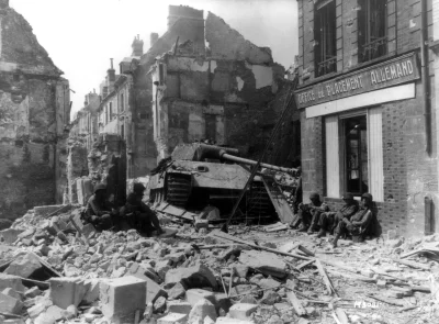 papier96 - Amerykańscy żołnierze przy rozbitej Panterze z 9 Dywizji Pancernej. Francj...